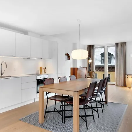 Sanders Monarch - Charming One-bedroom With Two Balconies