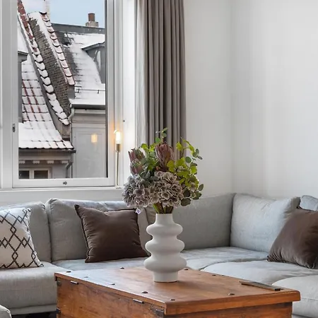 Sanders Monarch - Charming One-bedroom With Two Balconies