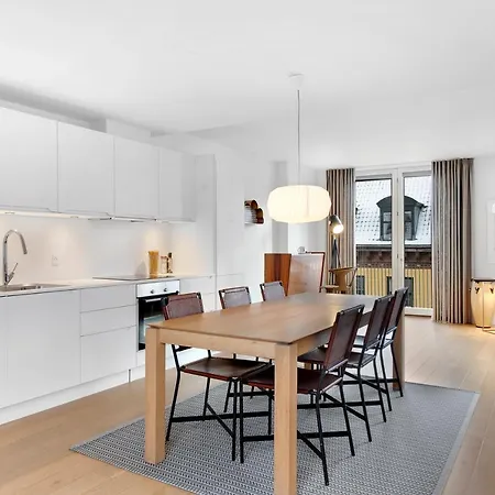 Sanders Monarch - Charming One-bedroom With Two Balconies